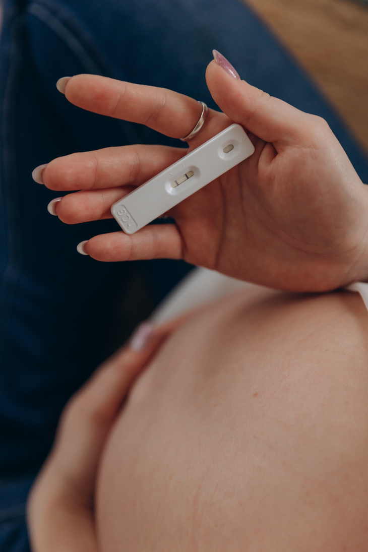 Woman’s hand holding positive pregnancy test above slightly rounded belly 

Midwife Kaleigh supports Women having Midwifery care in their homes during the prenatal, birth, and postpartum periods.